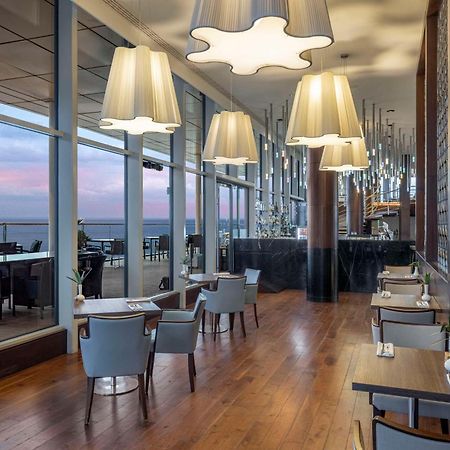 Hilton Batumi Exterior foto The Lounge at the 360° Restaurant