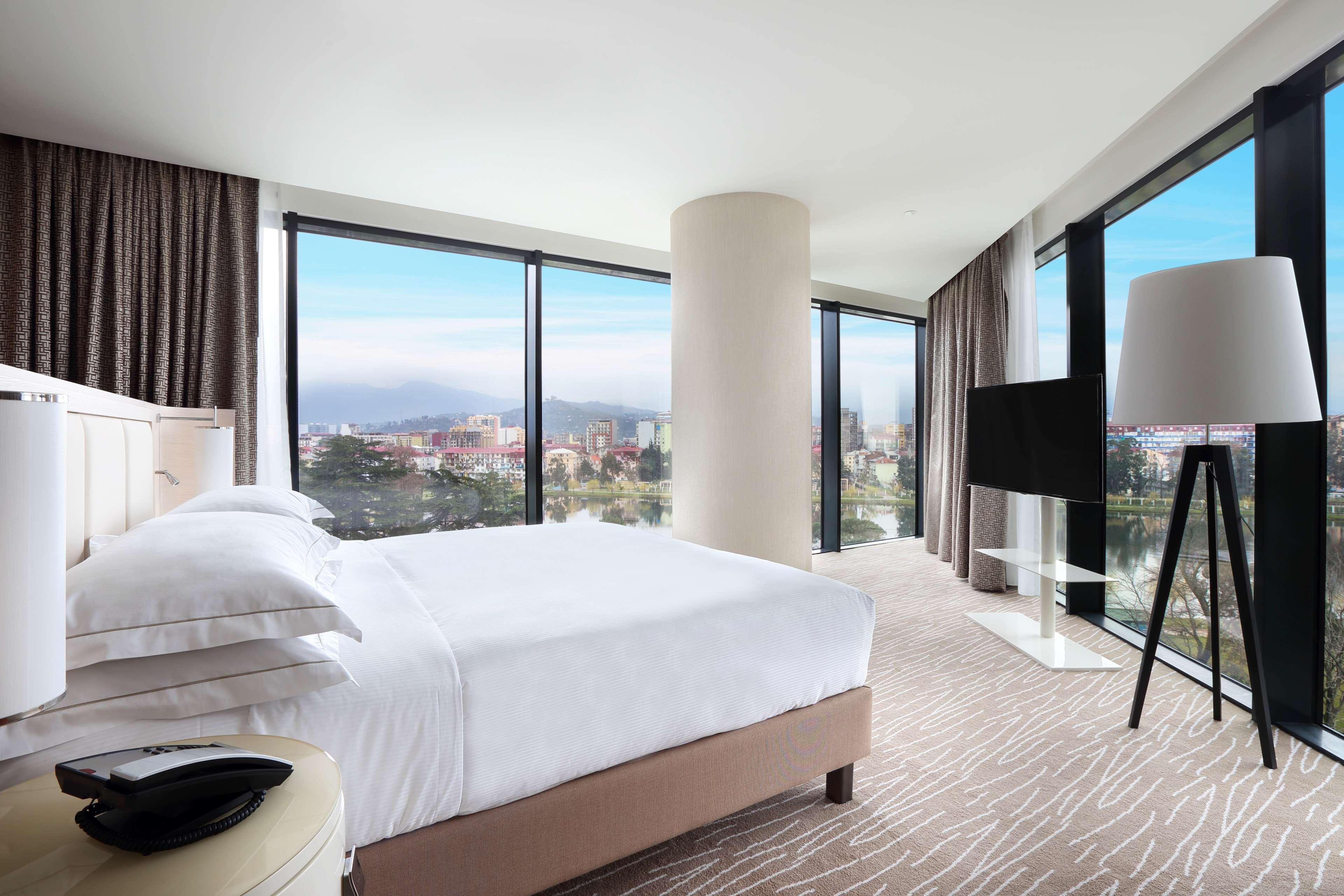 Hilton Batumi Exterior foto A bedroom at the hotel