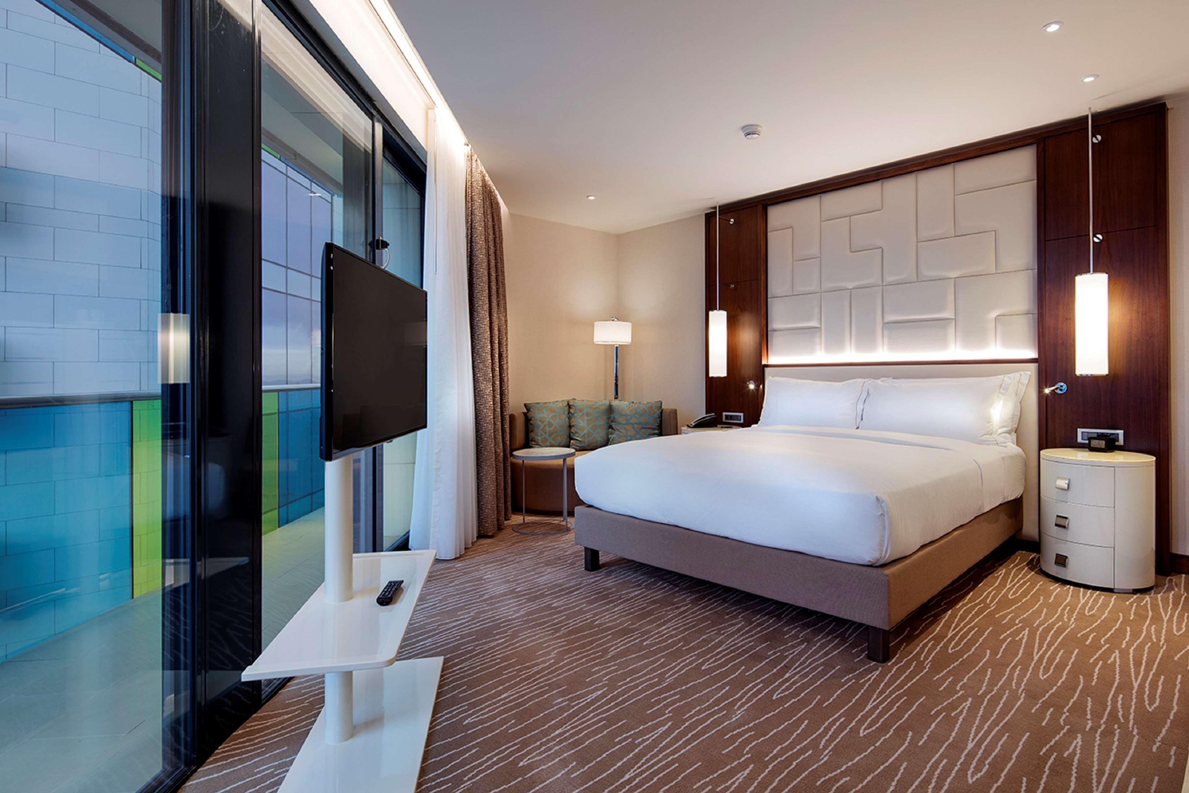 Hilton Batumi Exterior foto A bedroom at the hotel