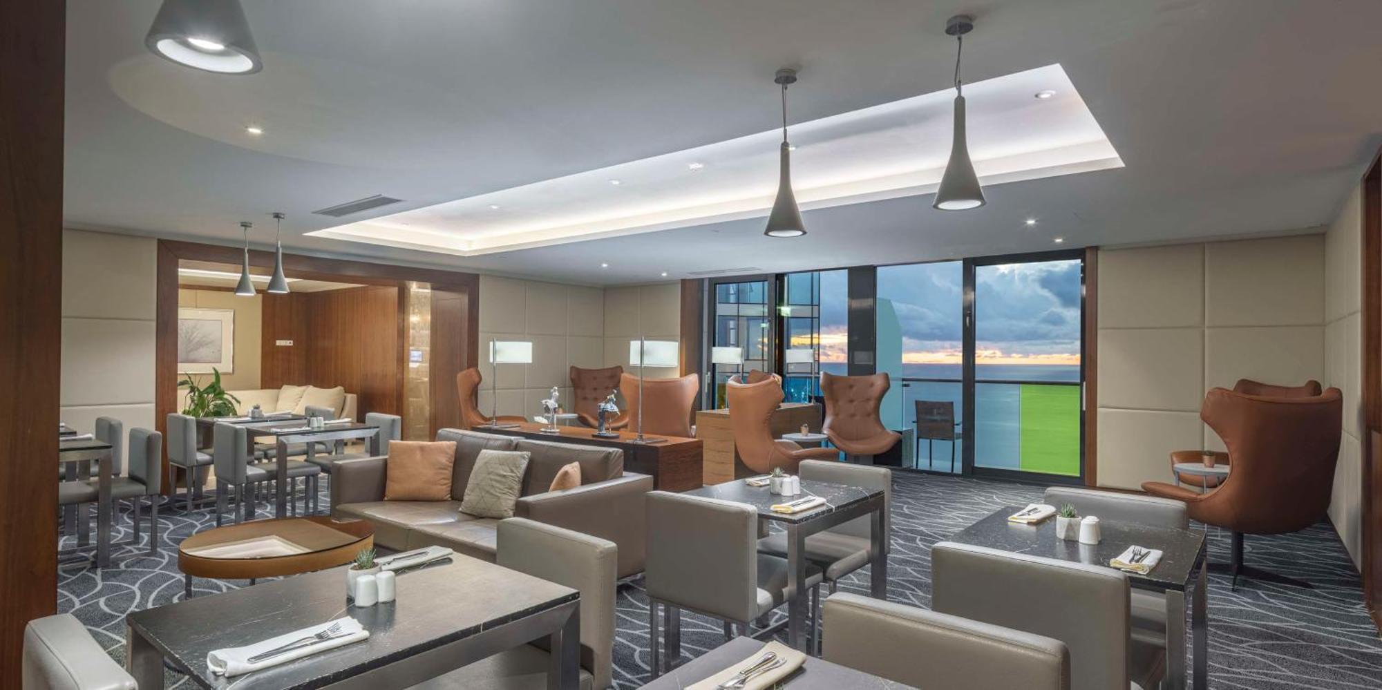 Hilton Batumi Exterior foto The Club Lounge at the airport