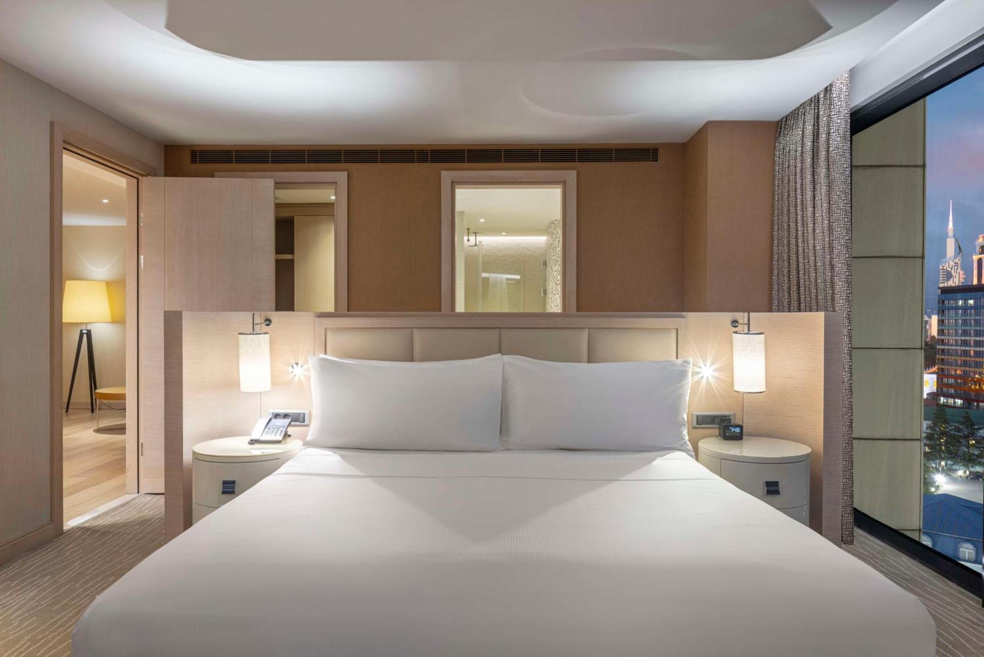 Hilton Batumi Exterior foto A bedroom at the hotel