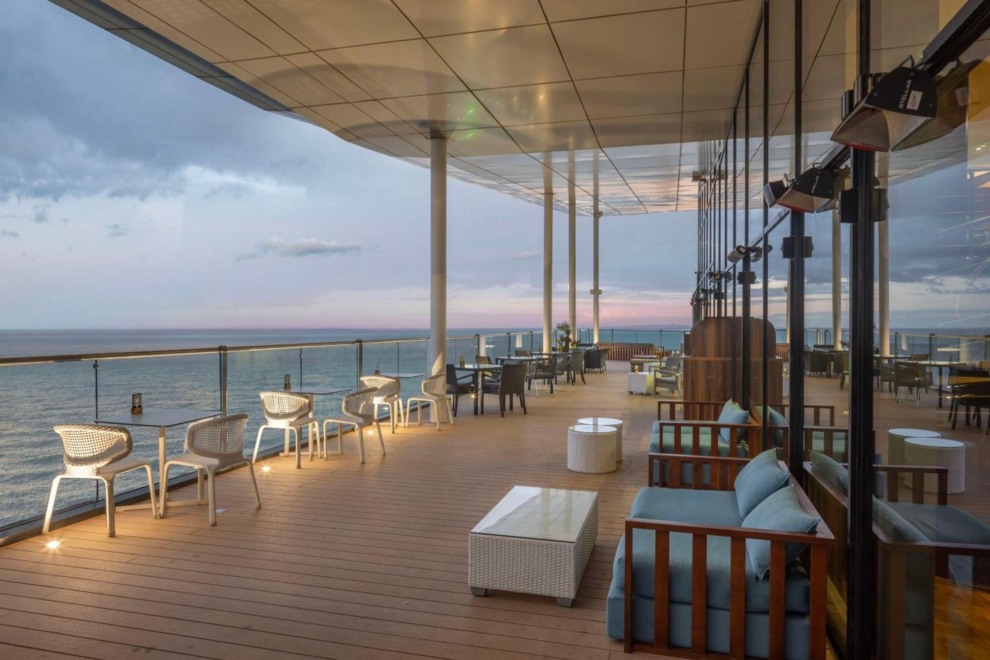 Hilton Batumi Exterior foto The observation deck of the hotel