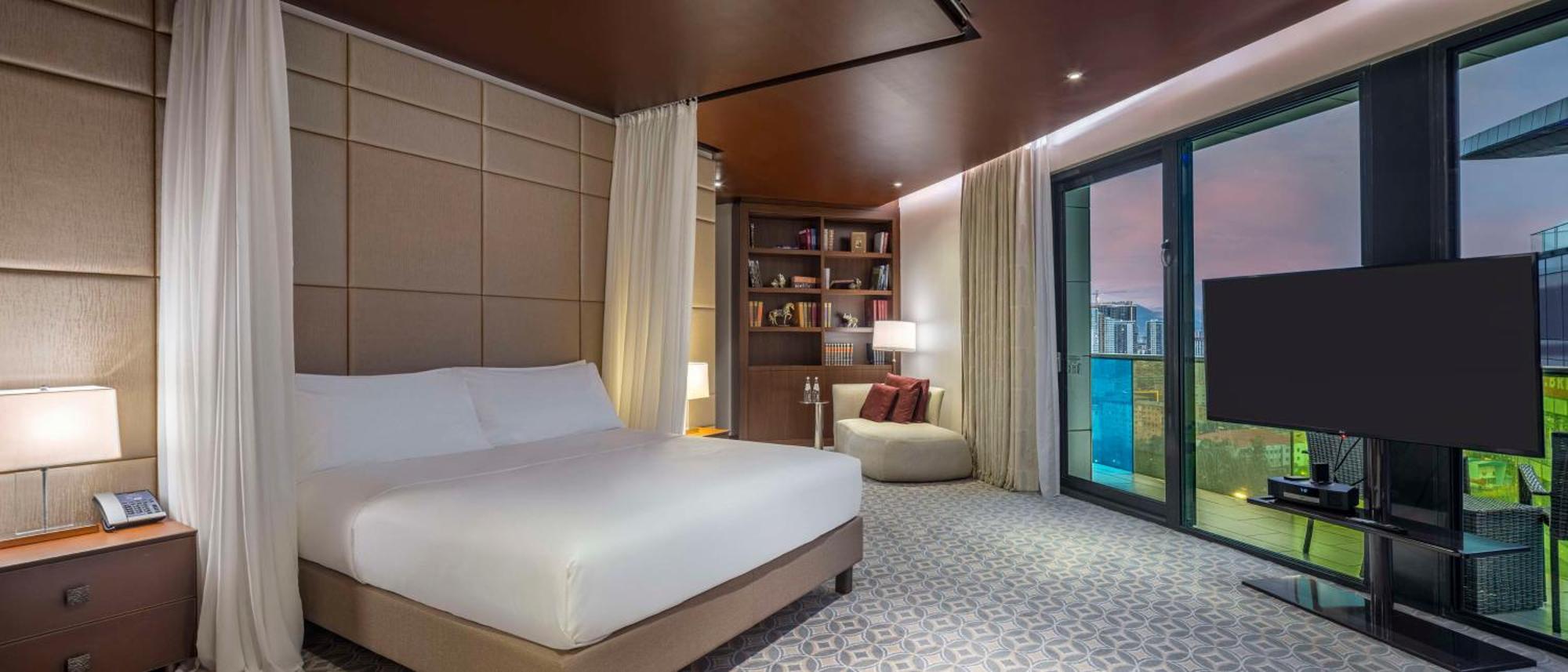 Hilton Batumi Exterior foto A bedroom at the hotel