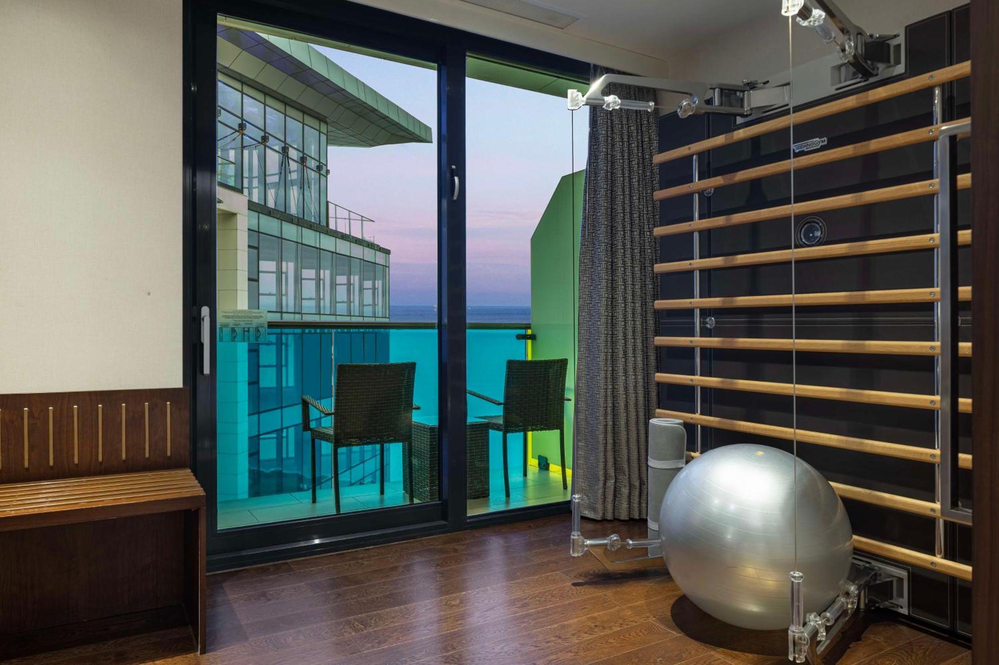 Hilton Batumi Exterior foto A home gym