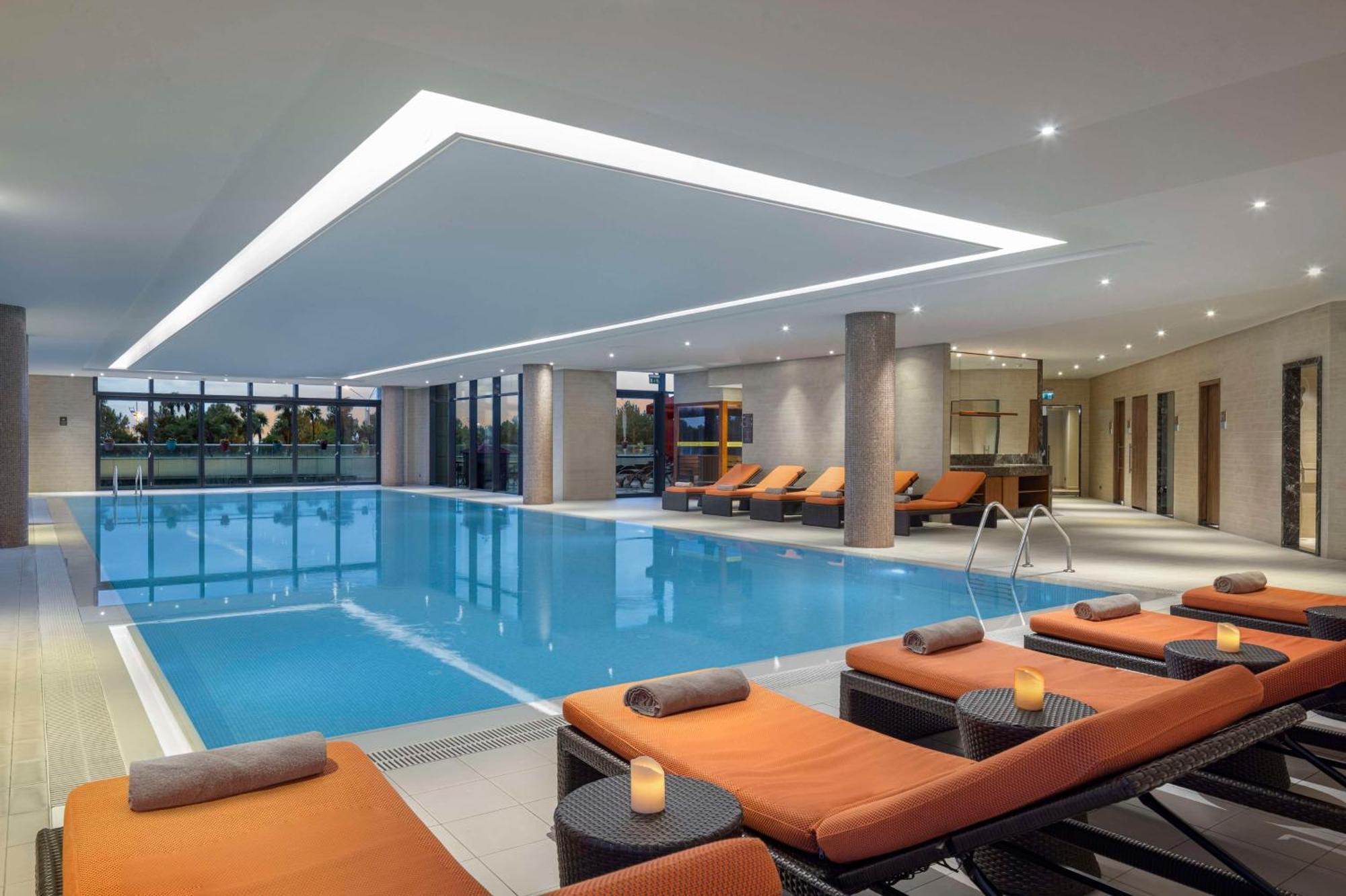 Hilton Batumi Exterior foto The pool at the hotel